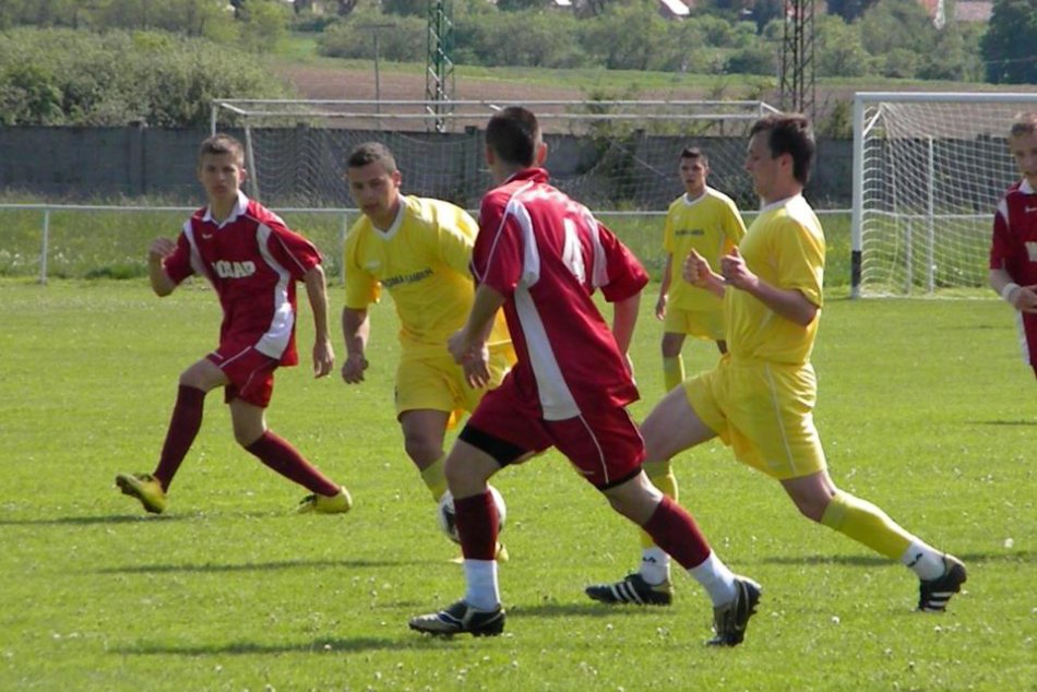 Futbalový zápas muži a dorast v okrese Zlaté Moravce