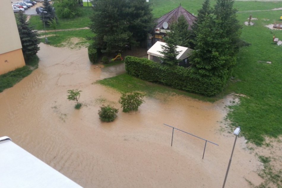 OBRAZOM: Po sídlisku Juh sa valý voda, chodníky i cesty zaplavené