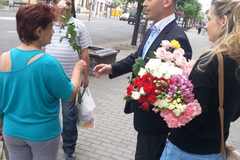 Poslanec behal po Lučenci s kopou kvetov