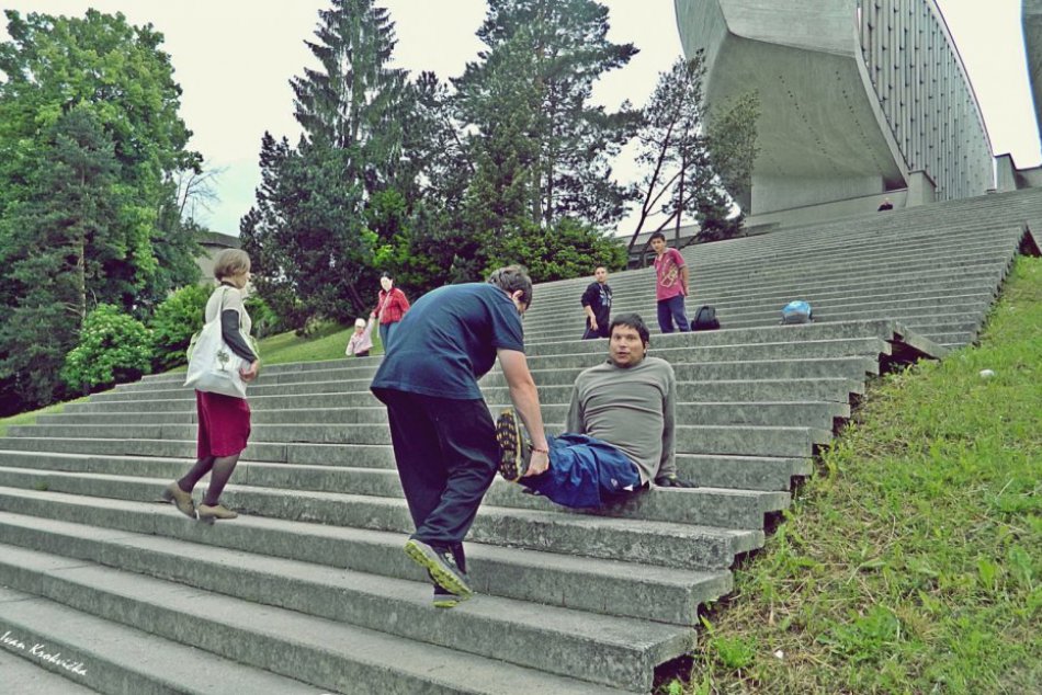 VIDEO: Hoci má rázštep chrbtice, pokoril výzvu a zdolal 70 schodov Pamätníku SNP