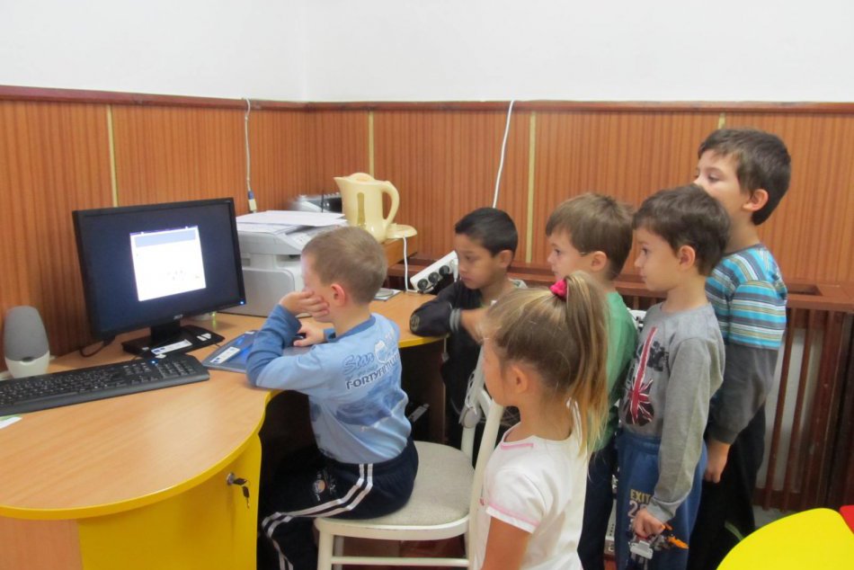 Malí Zlatomoravčania pracujú na počítačoch aj v škôlke