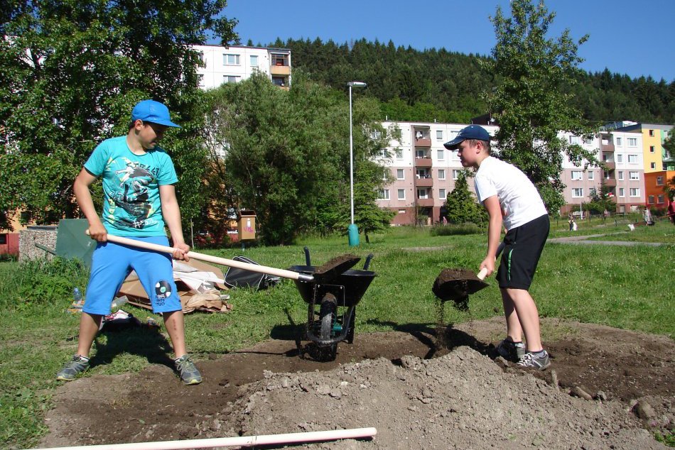 Naše mesto: Žiaci ZŠ Janka Kráľa o OZ Tatry mali plné ruky práce - 14.06.2013