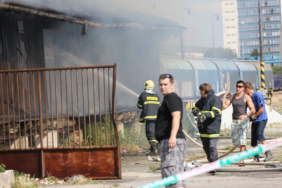 Na stanici v Hlohovci zhorel drevený sklad