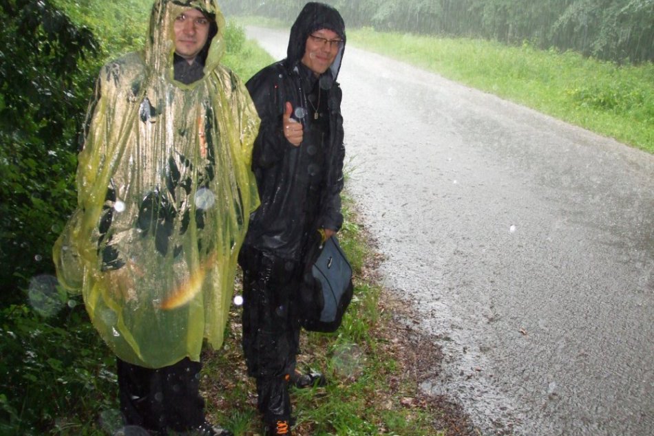 Michalovskí turisti objavili v lese vrak sanitky