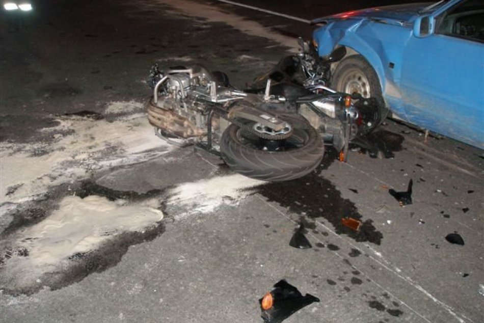 Motorkár (22) sa v križovatke zrazil s autom, pozrite si zábery z miesta nešťast