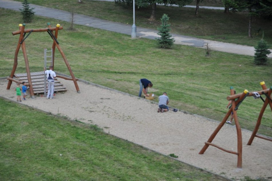 Na detskom ihrisku na sídlisku Juh museli zakročiť rodičia