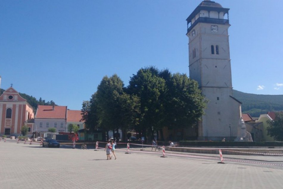 Motoristi sa dočali: Už môžu parkovať aj na ľavej strane námestia