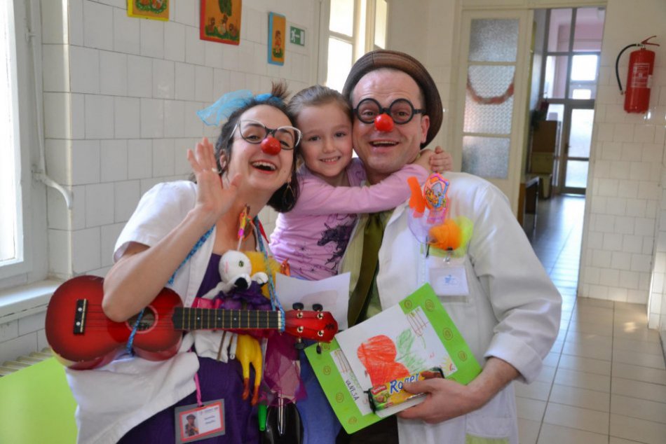 Zdravotní klauni rozdávajú smiech a pomáhajú liečiť deti aj v kúpeľoch