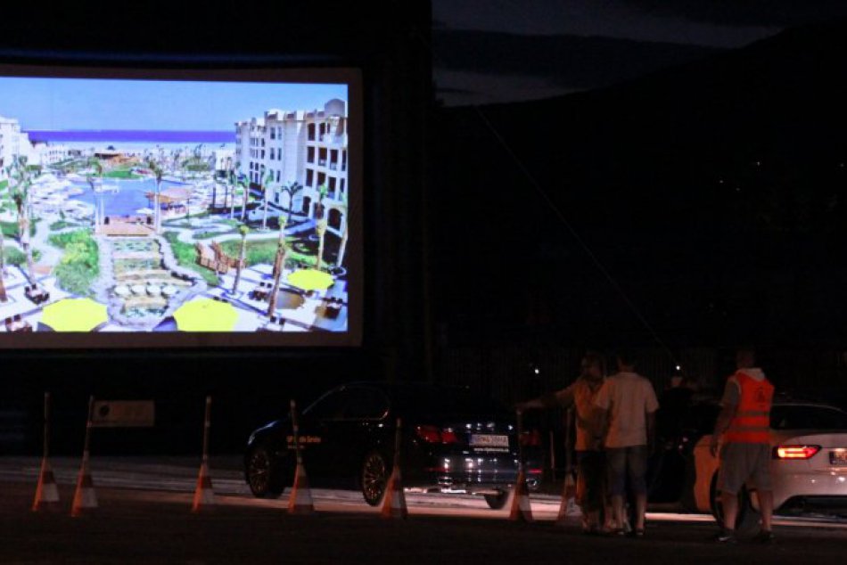 Autokino začalo premietať