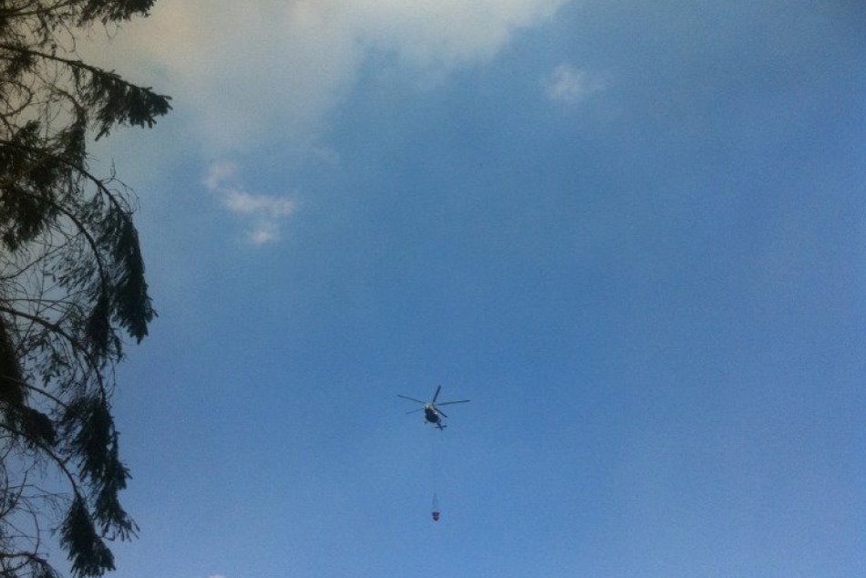 Veľký požiar lesa pri Betliari, zasahuje už aj vrtuľník!