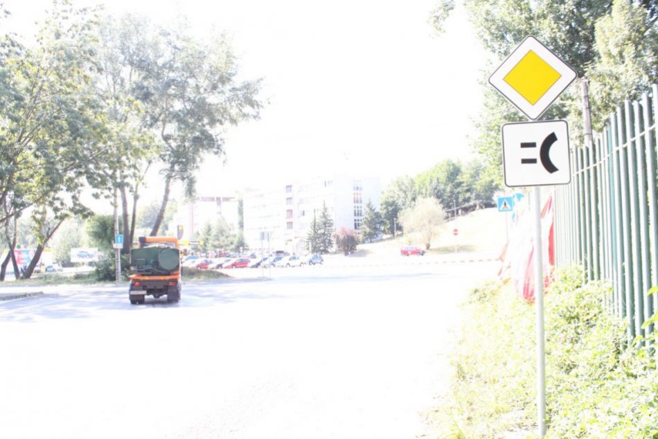 Kuriozitka pri ceste v Bystrici: Smajlíková dopravná značka
