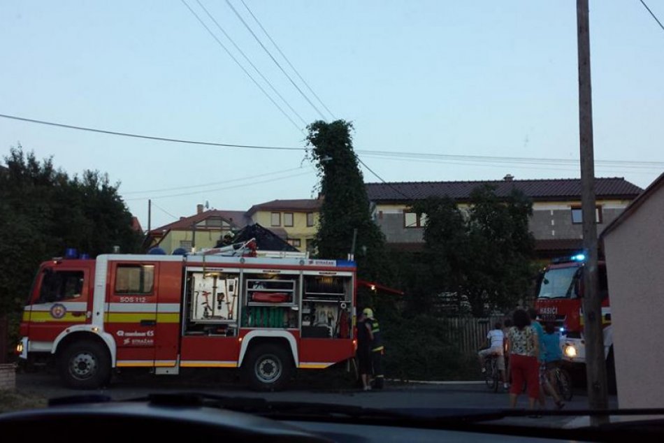 FOTO! V Humennom horelo: Takmer celý dom zhorel pred očami jeho majiteľky!