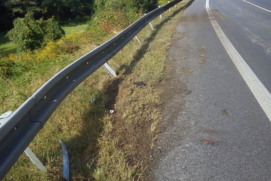 Šmykľavá vozovka zapríčinila zrážku dvoch Škodoviek