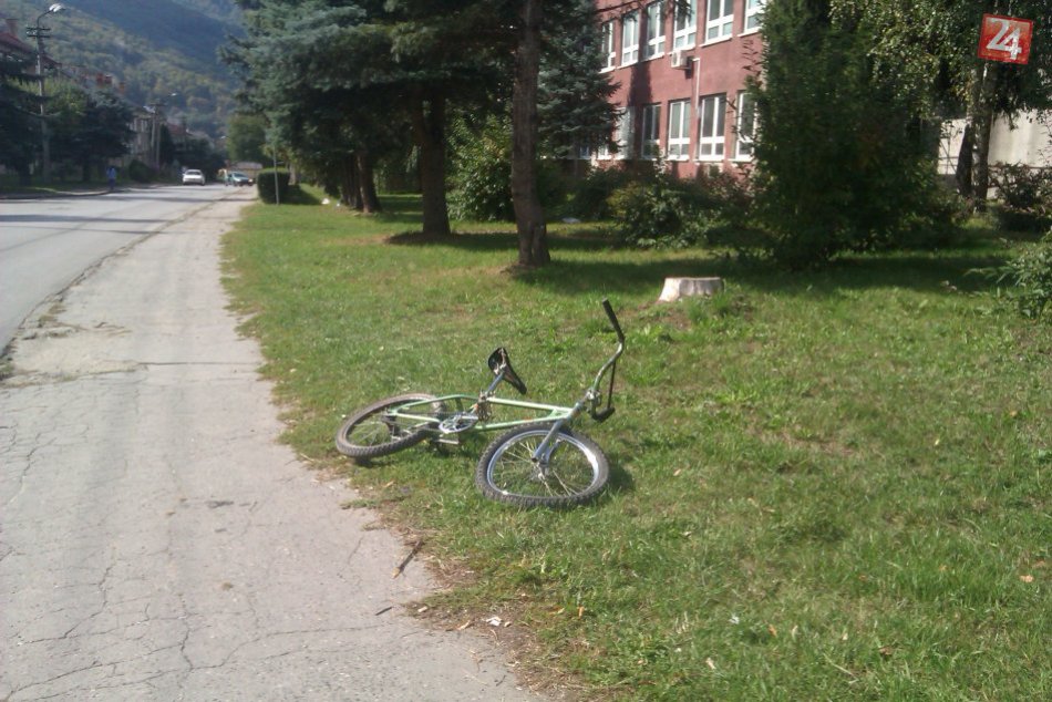 Zrážka auta s bicyklom na ulici Prvého slovenského gymnázia: našťastie, bez zran