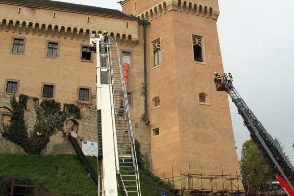 Hasiči likvidovali dym na Bojnickom zámku