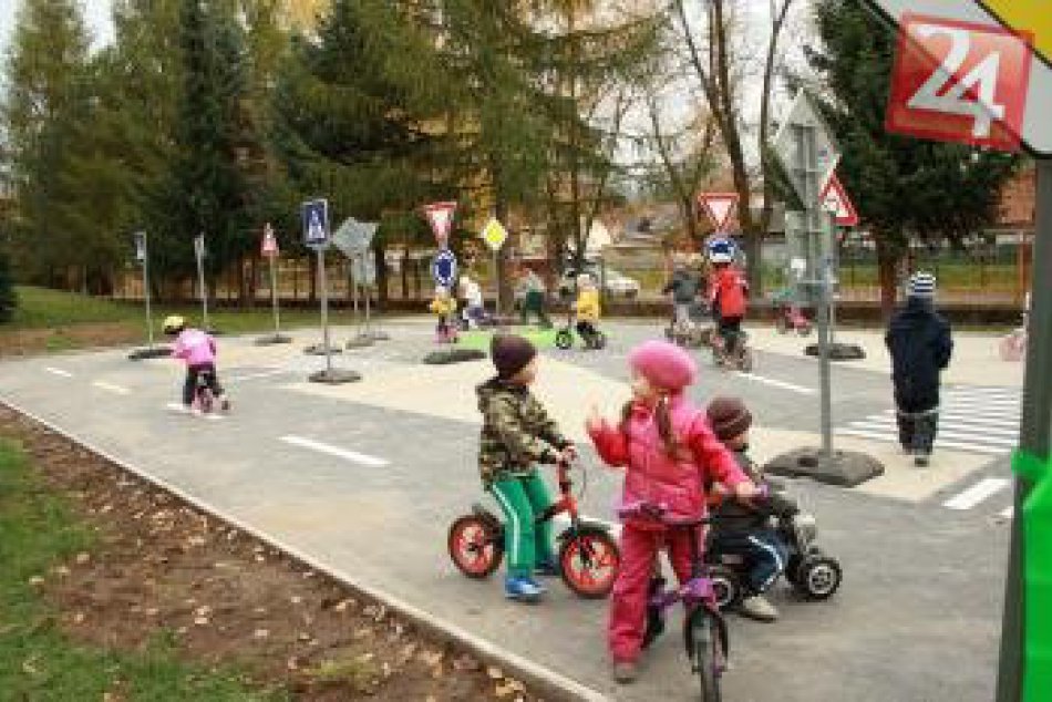 Materská škola na Nábreží sv. Cyrila v Prievidzi dostala nové dopravné ihrisko