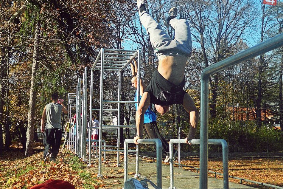 V Mestkom parku vyrastá multifunkčný športový priestor: Takto v ňom cvičili park