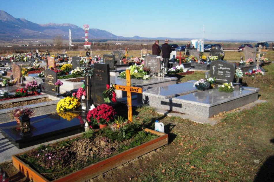 Ľudia v týchto dňoch navštevujú cintoríny, veriaci sa modlia za zosnulých