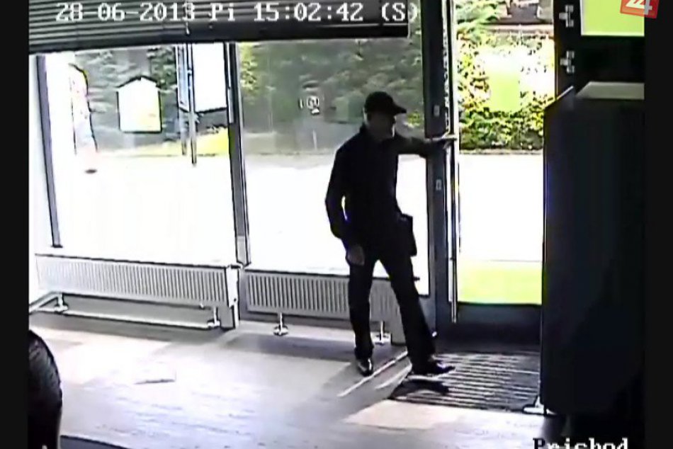 Mimoriadne chvíle v banke v Hlohovci: Muž v šiltovke sa pokúsil o podvod, chcel 