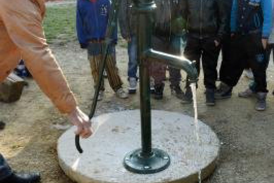 klasická ručná pumpa na úžitkovú vodu na Luníku IX