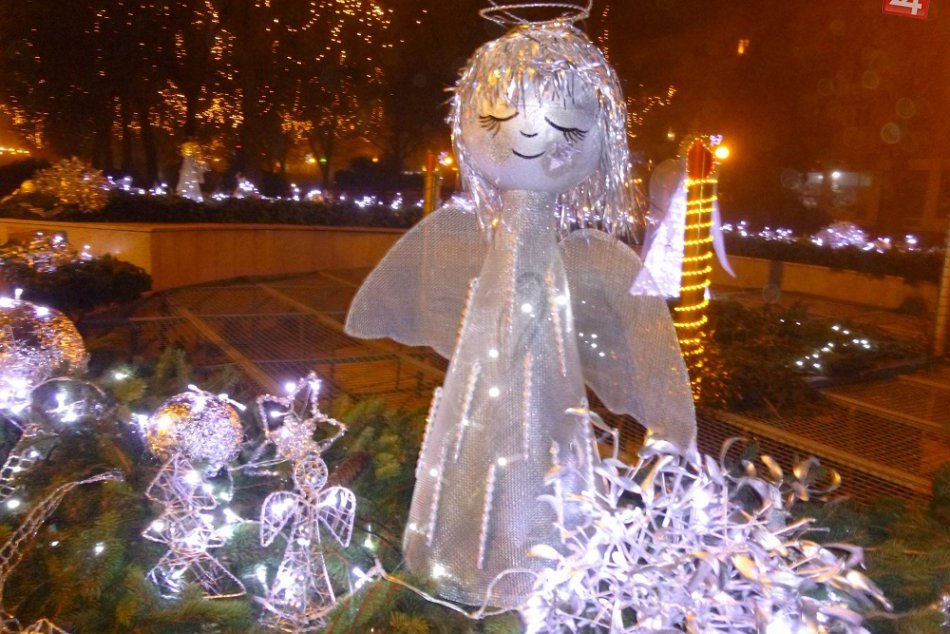 Tento adventný veniec očaril Humenčanov: Pozrite si jeho nočné foto