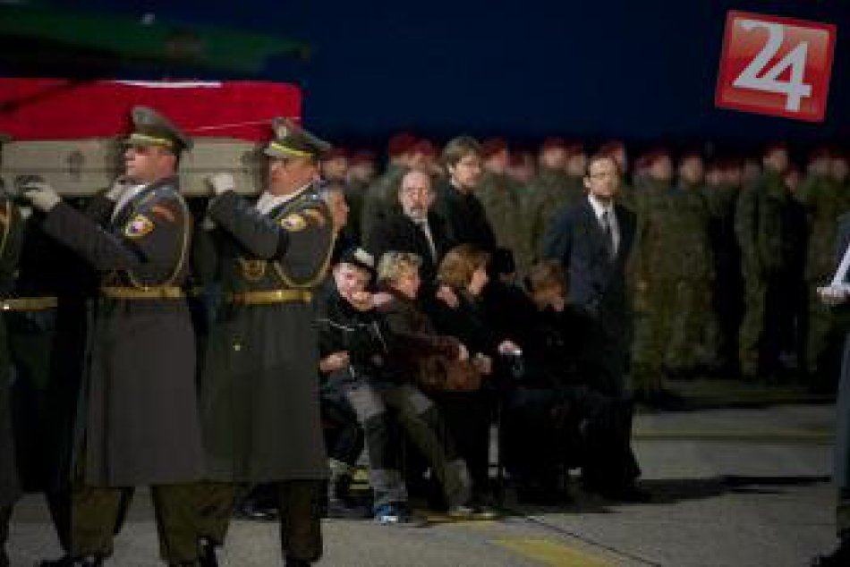 Pozostatky dvoch slovenských vojakov priviezol vládny špeciál na Slovensko