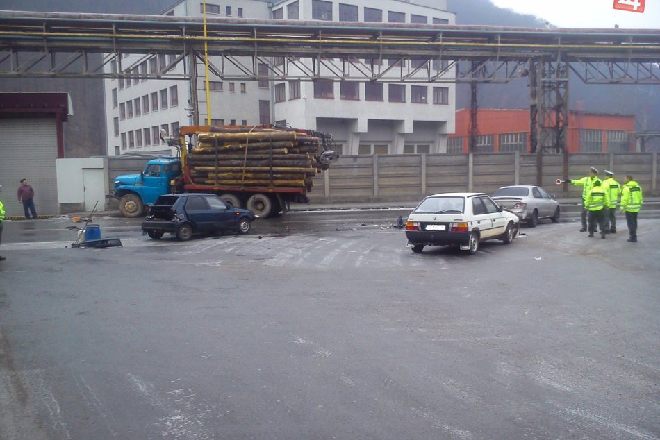 Reťazová nehoda medzi Bystricou a Breznom: Hasiči vyslobodzovali zranenú osobu z