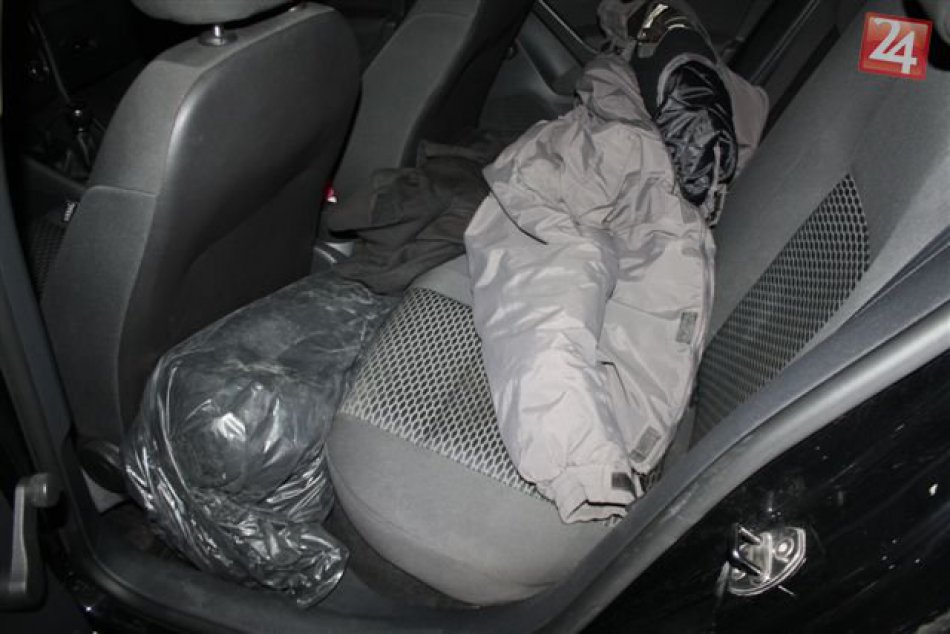 Policajná akcia na R1: Vodičovi v aute našli až 1,8 kg marihuany!