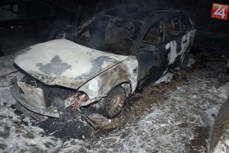 Na sídlisku začalo horieť auto, plamene preskakovali aj na vedľa stojace vozidlá