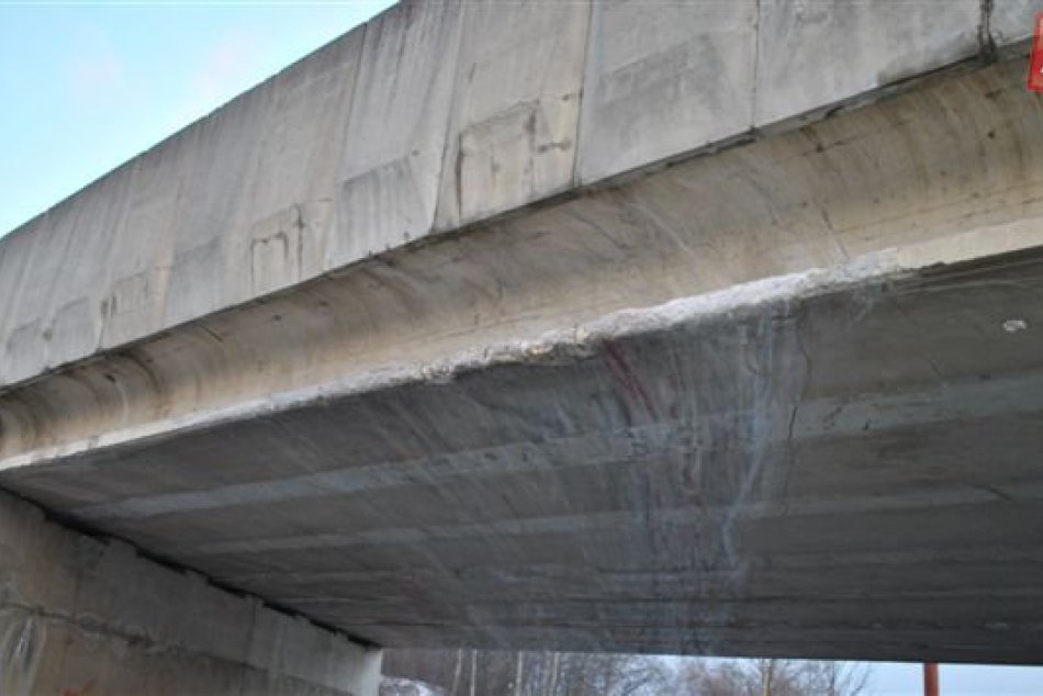 Kamión zachytil v Žiline most, pod ktorým prechádzal