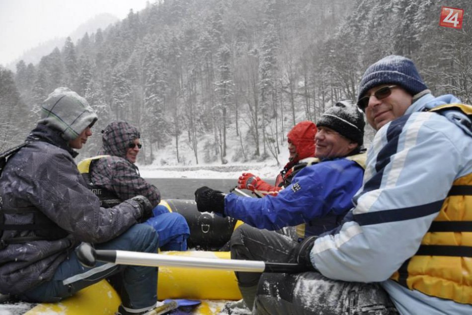 Zimná zábava v obrazoch: Vodáci zdolali studený Dunajec
