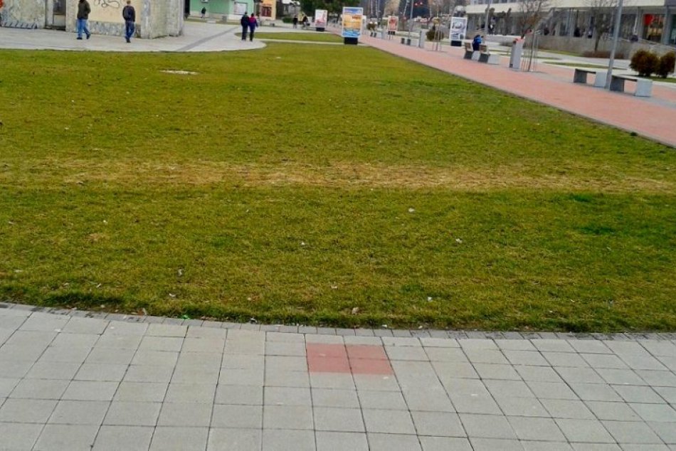 Južné námestie v Humennom: Na TOTO sa mení nový trávnik