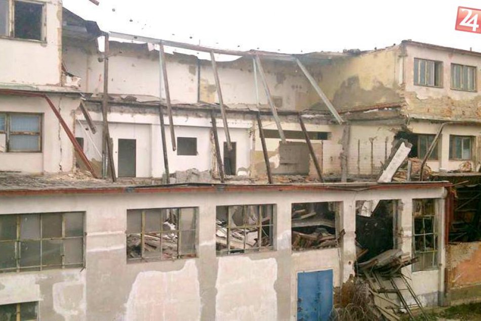 Zrútenie časti budovy v priemyselnom parku