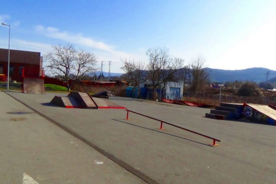 Humenský skate park? Jazdenie tam by mohlo byť nebezpečné! FOTO