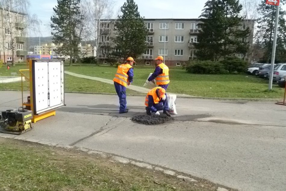 Do boja s výtlkmi už žiarski cestári vyrazili s novinkou