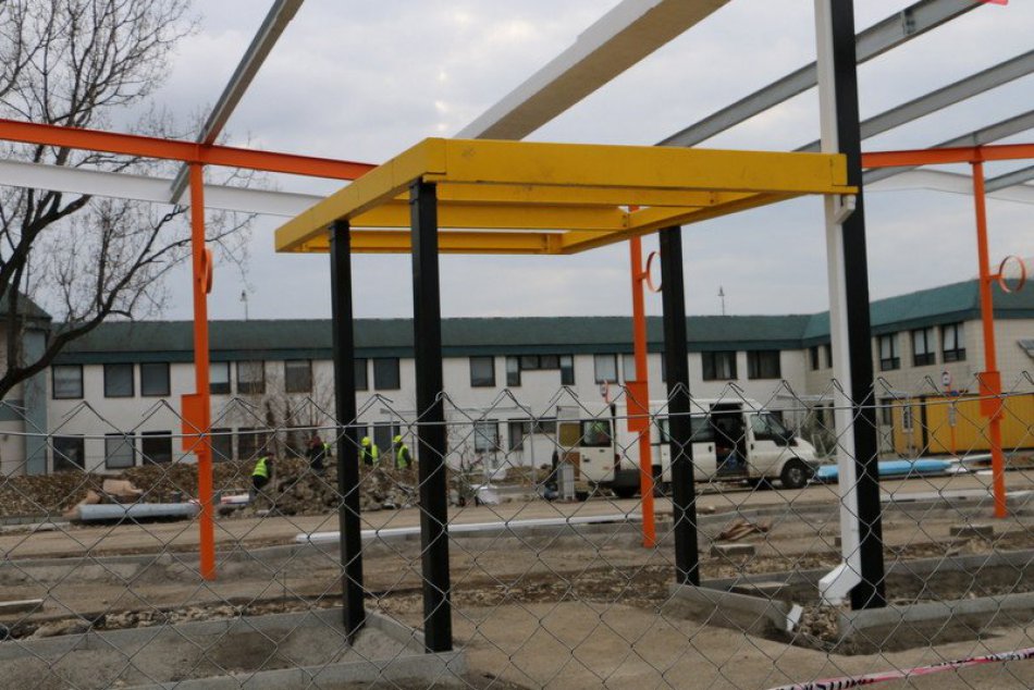 Výstavba nového autobusového nástupišťa v susedstve železničnej stanice