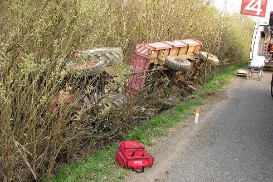 Traktor s prívesom zišiel z cesty a prevrátil sa