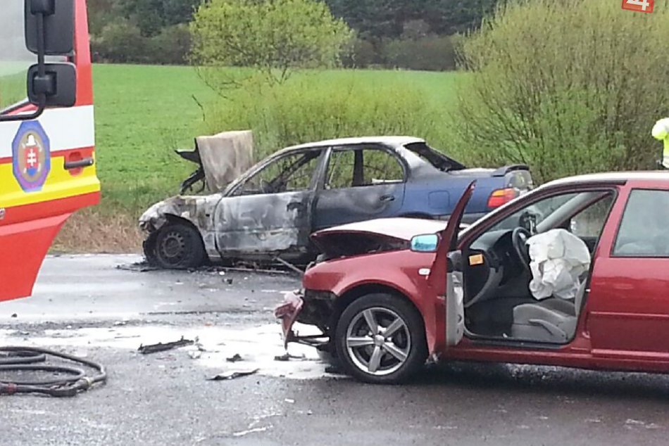 Dve nehody medzi Humenným a Ľubišou tesne po sebe: Jedno z áut sa ocitlo v plame