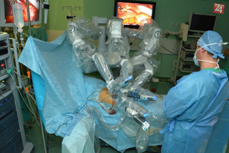 Unikátny zákrok v bystrickej nemocnici: Pri odbere obličky lekárom asistoval rob