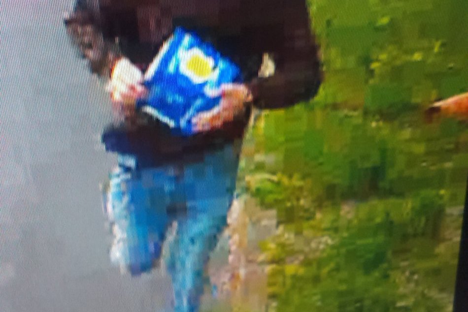 Tento mladík je podozrivý z ukradnutia finančnej zbierky