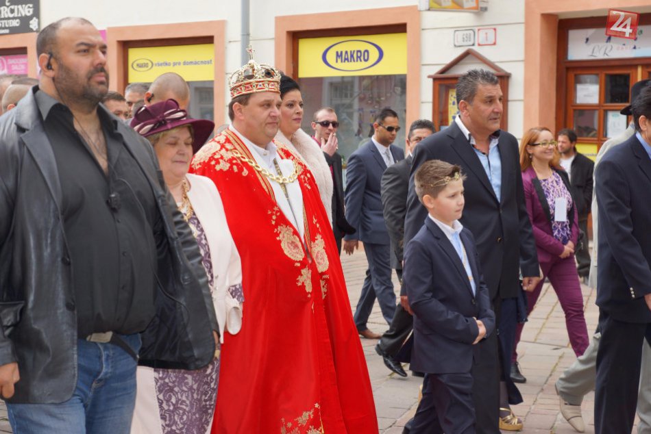 Korunovali nového rómskeho kráľa Róberta I.