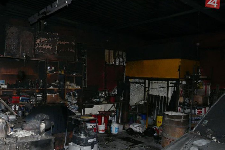 Ničivé plamene zachvátili garáž, dielňu aj autá