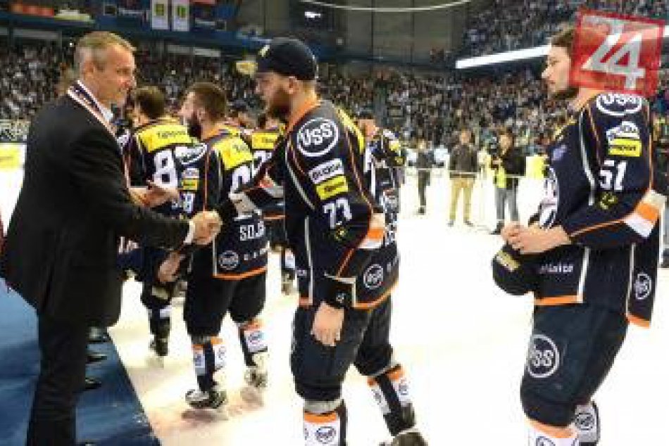 Steel aréna sa otriasa v základoch