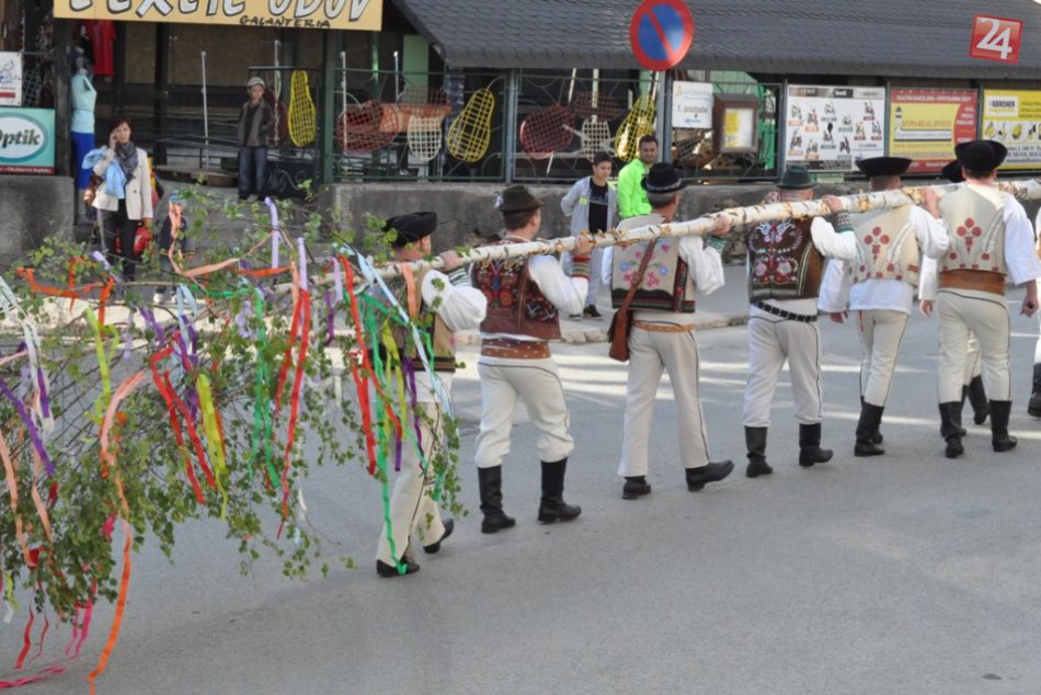 Stavanie mája na Námestí baníkov v Rožňave