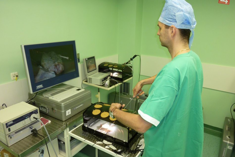 Jedinečný robot v bystrickej nemocnici: Prácu s ním trénovali lekári na kuracích