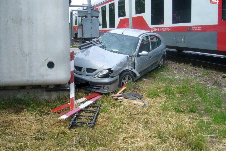 vlak sa zrazil s autom Partizánske