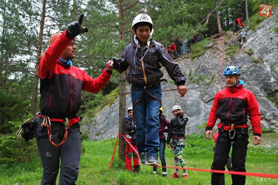 Deti z detského domova ako horolezci