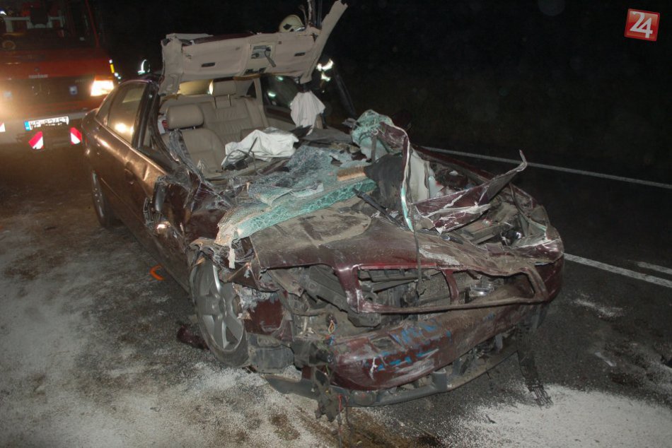 Vážna nehoda pri Košiciach: Vodič s audinou nabúral do odstaveného nákliadiaku