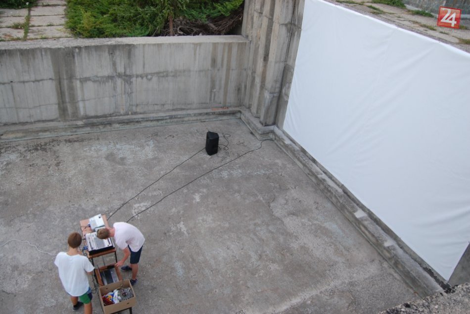 Kino v bazéne v Banskej Bystrici pod holým nebom