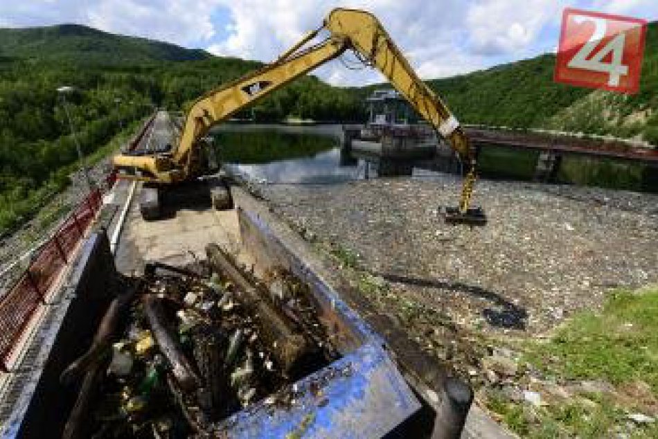 Čistenie naplaveného odpadu na priehrade Ružín